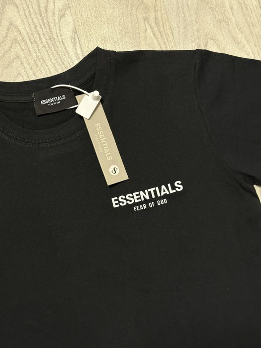 Футболка чорна Essentials, розмір S