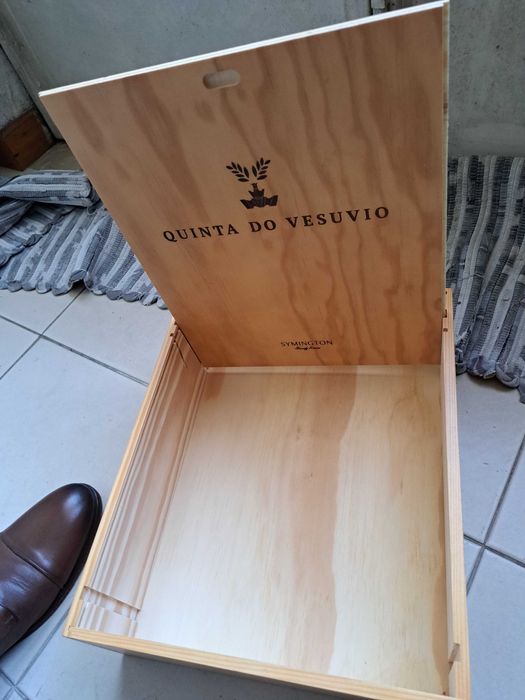 Caixa vinho madeira "Quinta do Vesúvio" nova