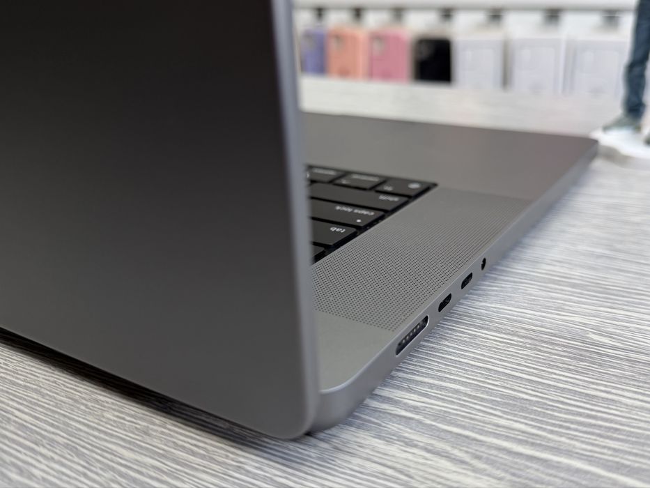 MacBook Pro 16  M1 Pro / RAM 32 / 10 CPU / 16 GPU / SSD 1 TB / 2021