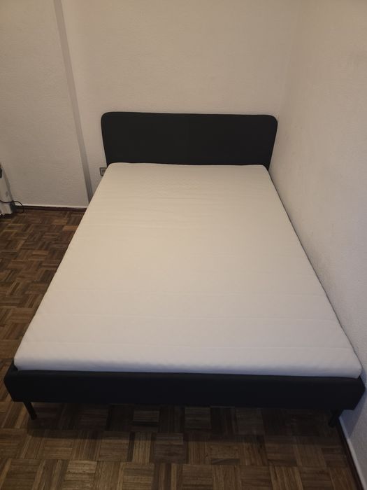 Cama de casal com estrado e colchão.