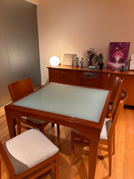 Conjunto mesa, cadeiras e aparador
