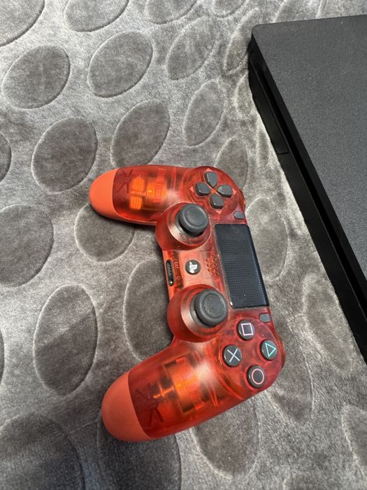 PS4 slim + 2 comandos