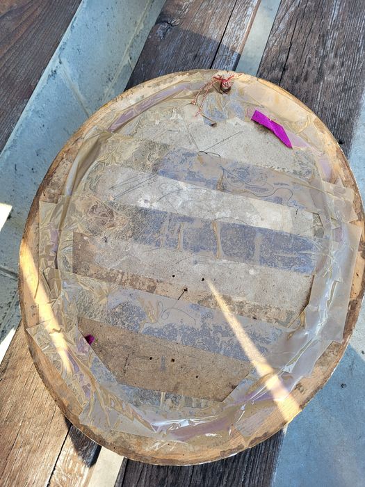 Zabytkowy krzyż za wypukłym szkłem owalna rama