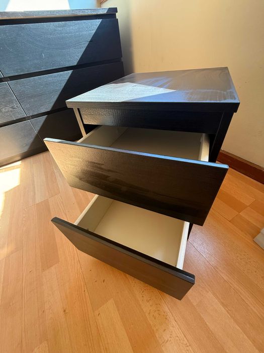 Mesa de cabeceira com 2 gavetas