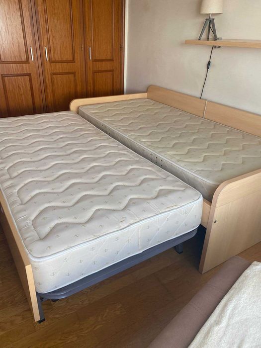 Conjunto completo: cama de solteiro + colchão extra + estante — 350€