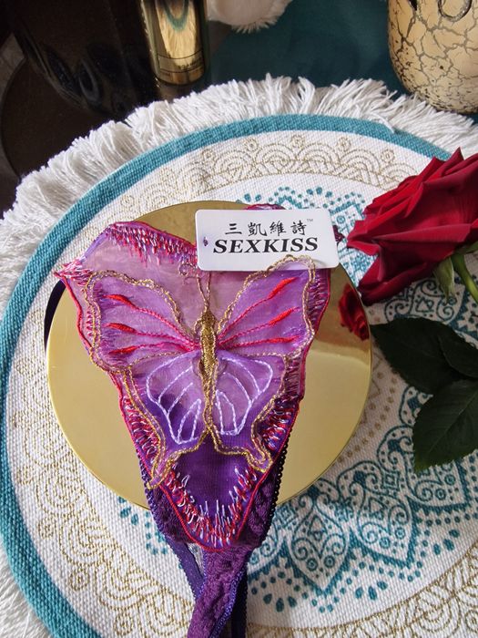 Seksowne koronkowe stringi z motylkiem.