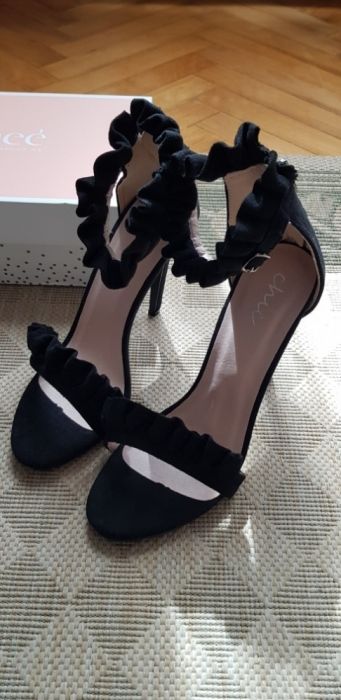 Czarne sandałki na obcasie