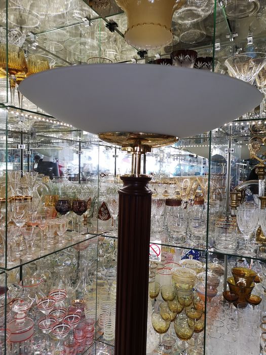 Wysoka lampa podłogowa, klimatyczne oświetlenie