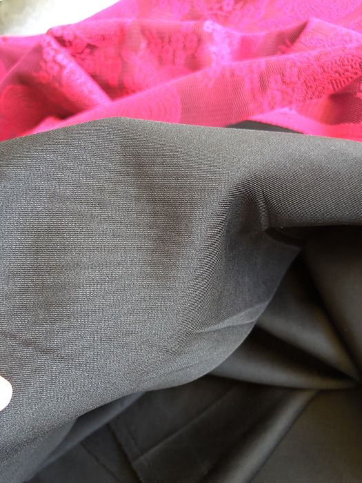 Materiał czarny czerwony koronka 2,7 mb