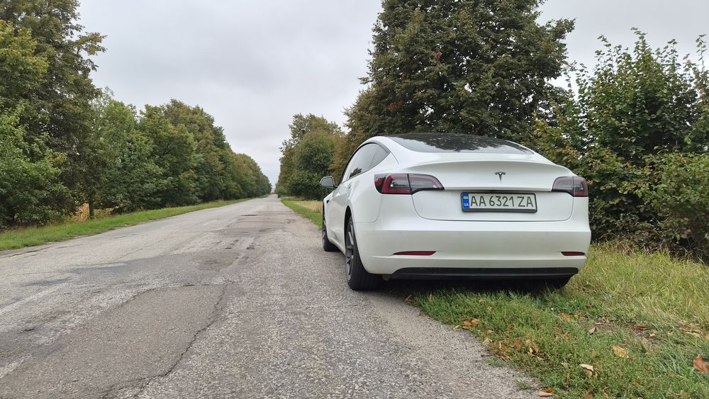 Tesla model 3 2021 року