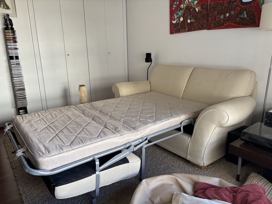 Sofá-Cama Bege (2 Lugares)