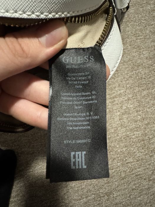 Torebka crossbody Guess Kamryn brązowa biała