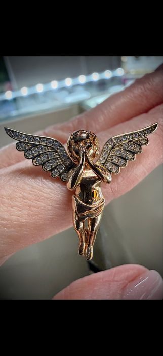 Золотий кулон янгол