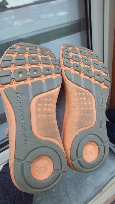 Super buty sportowe marki Under Armour w roz 37,5
