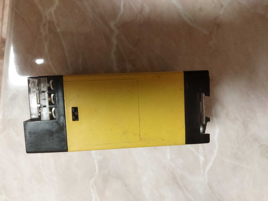 Реле контроля напряжения Bender Spannungsrelais SUA143.