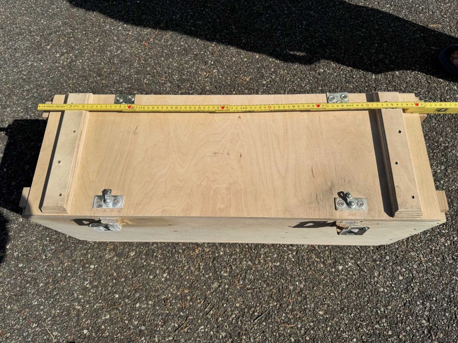 Skrzynie drewniane, wojskowe z okuciem.