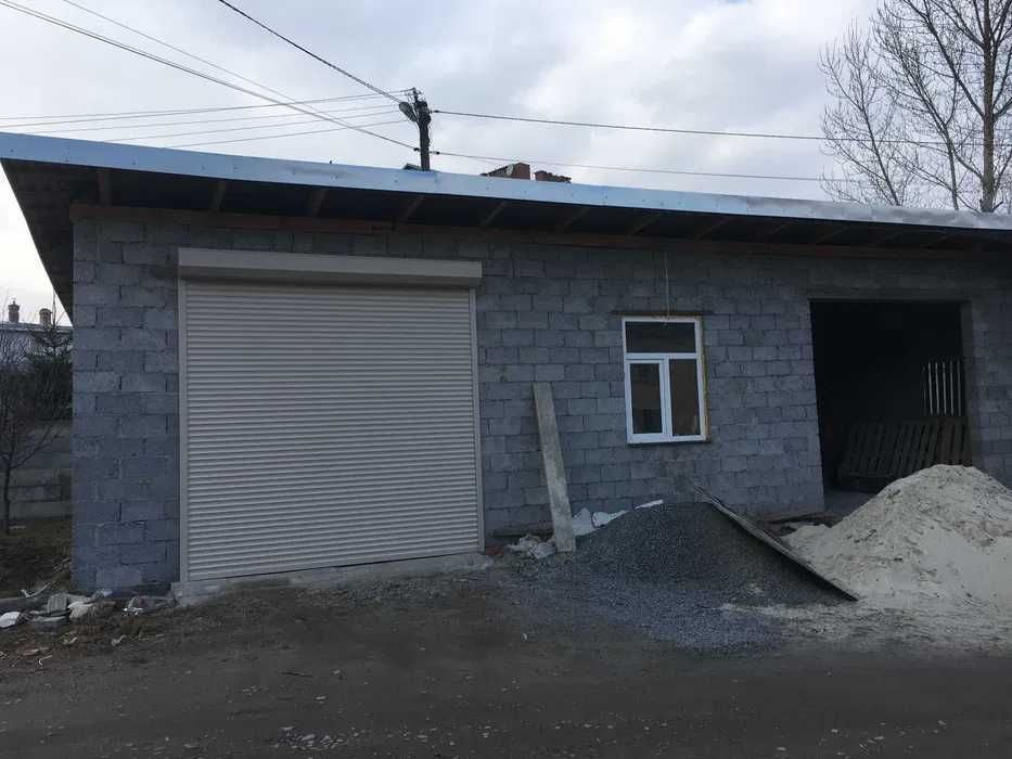 Підйомні гаражні секційні та ролетні ворота для автомийки, СТО, складу
