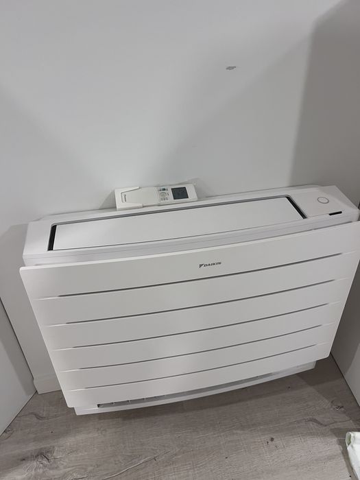 2x Ar Condicionado Daikin Chão Perfera Bluevolution 9000 BTU (Como Novos)