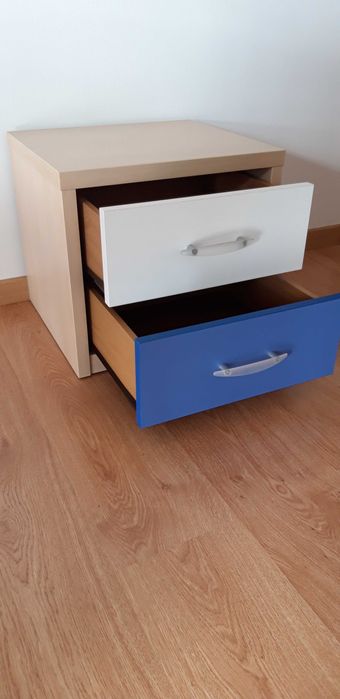 Mesa de cabeceira com 2 gavetas