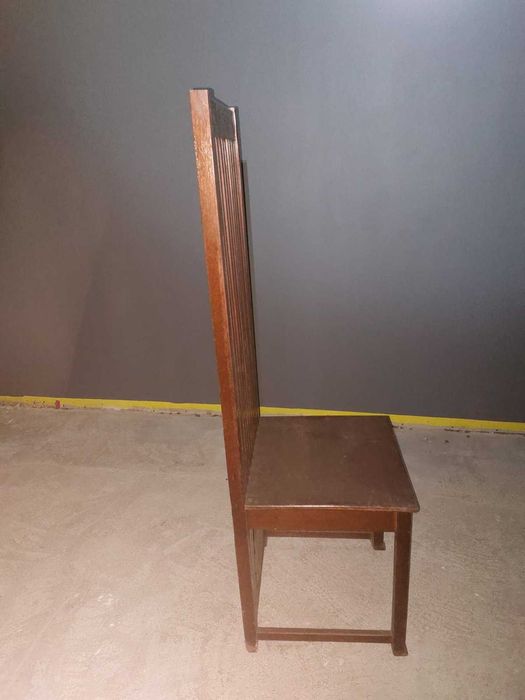 Комплект дерев'яних стільців та столів