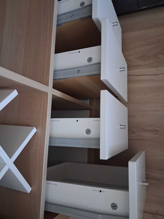 Aparador Ikea com garrafeiras
