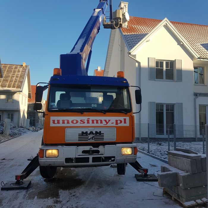 Usługi minikoparką, podnośnikiem koszowym, ładowarką teleskopową
