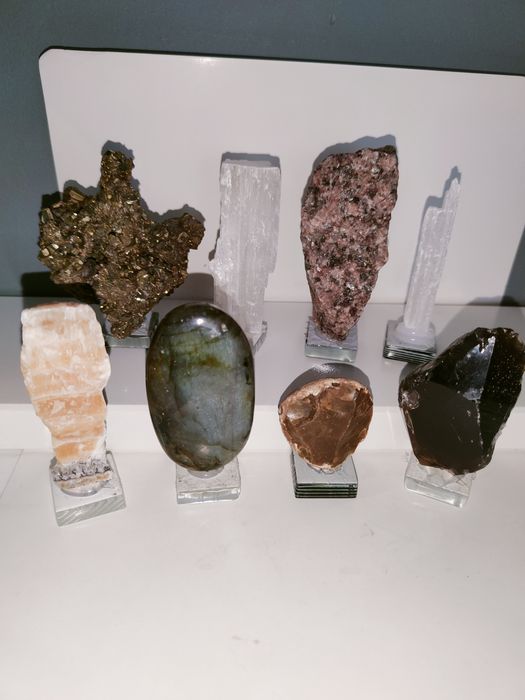 Zestaw 8 szt dużych minerałów na podstawkach