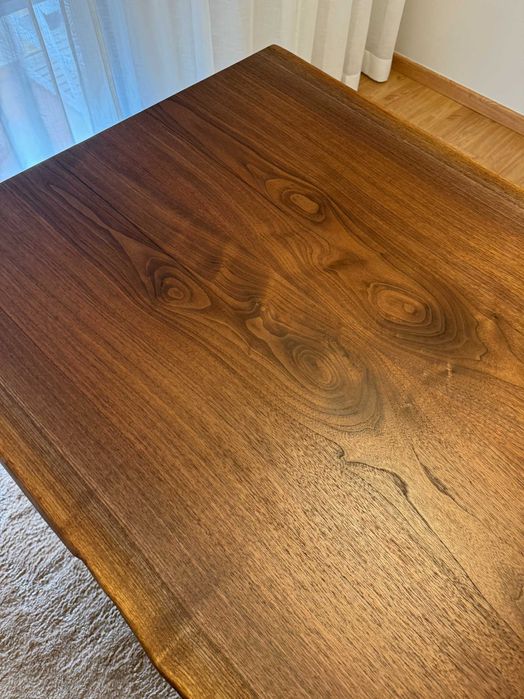 Mesa em madeira maciça rústica,borda o vivo.Rustic solid wood table.