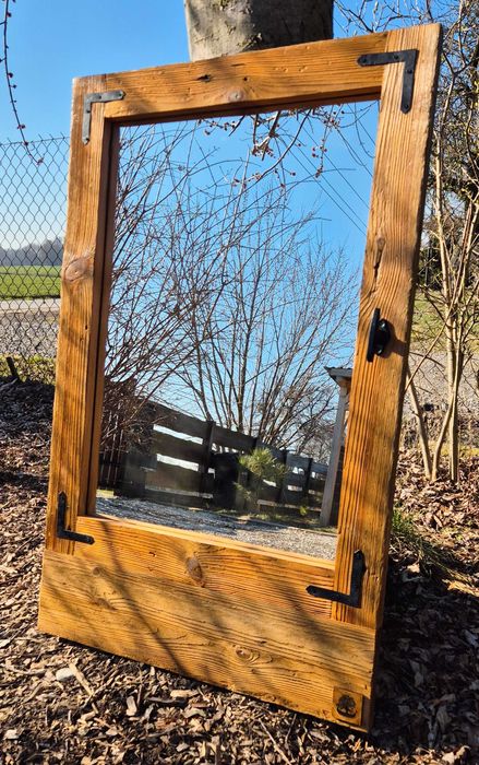 Lustro zamknięte w ramie ze starego drewna