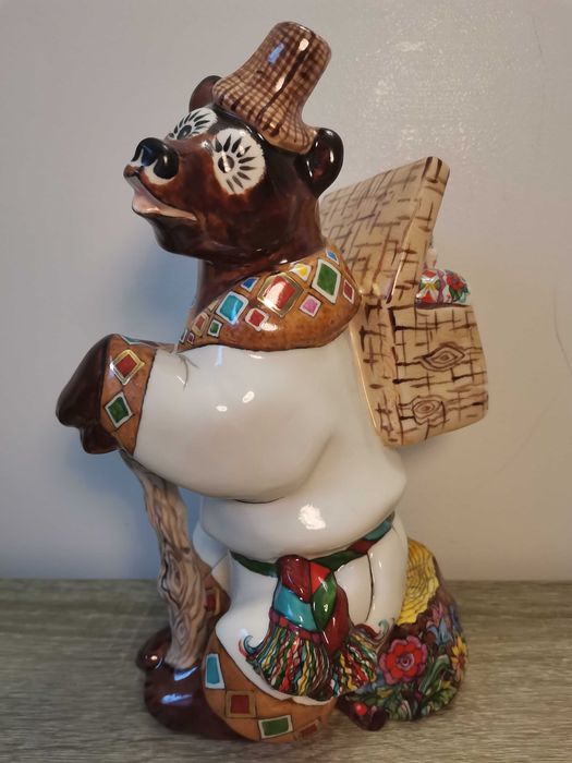 Маша и медведь. Фарфоровая статуэтка.