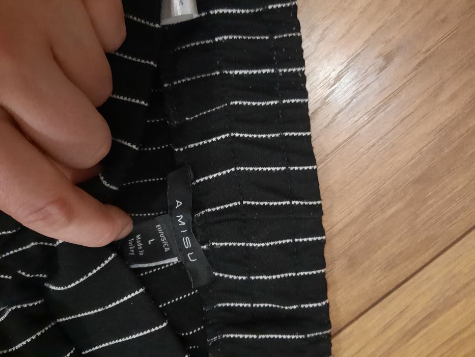 Czarne spodnie w paski