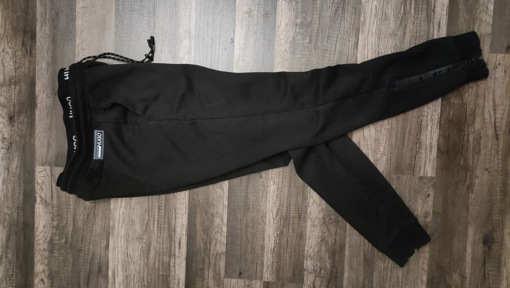 świetne dresowe spodnie HUGO z zamkami