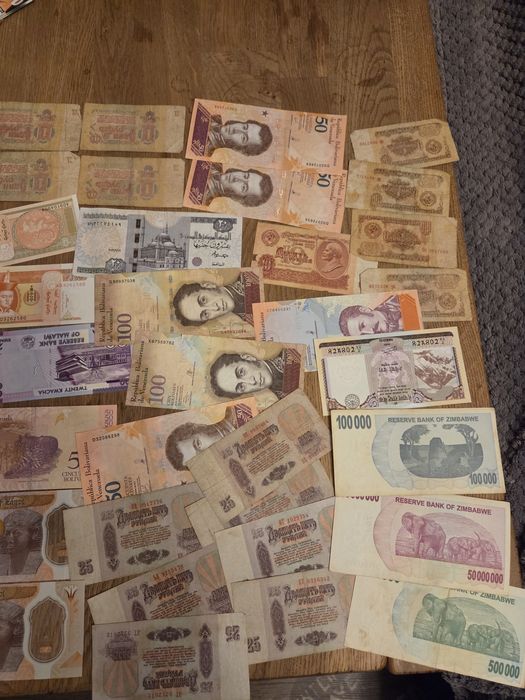 Różne banknoty 100 sztuk