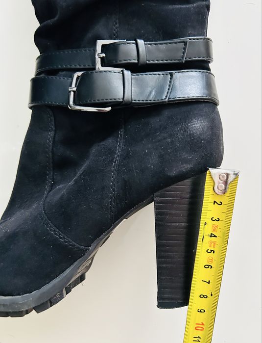 Wysokie marszczone zimowe zamszowe czarne kozaki na słupku 37