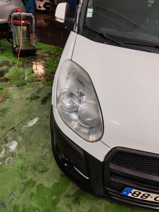 Faróis brilhando polimento e espelhamento de pintura