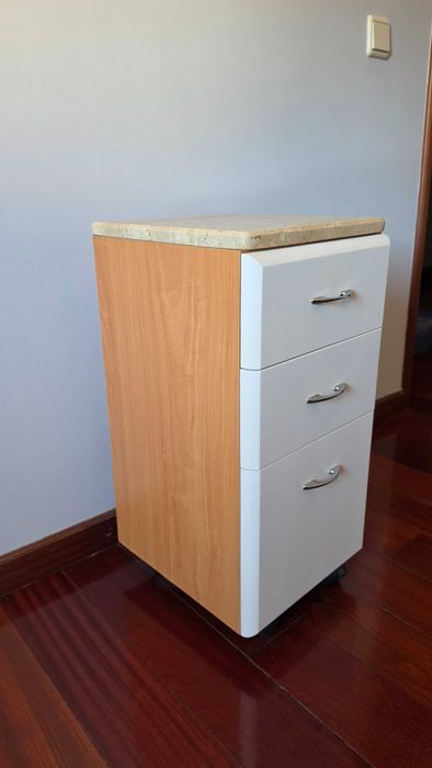 Móvel com duas gavetas e uma porta