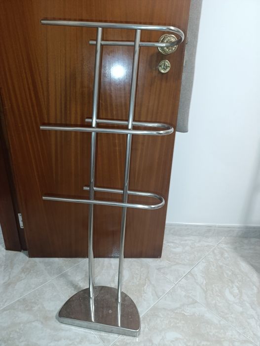 Toalheiro com cerca de 80cm