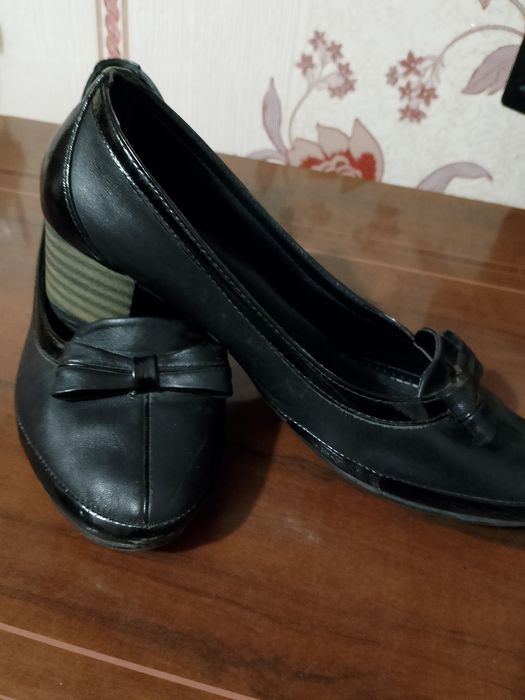 Гарні шкіряні туфлі на весну, р.39