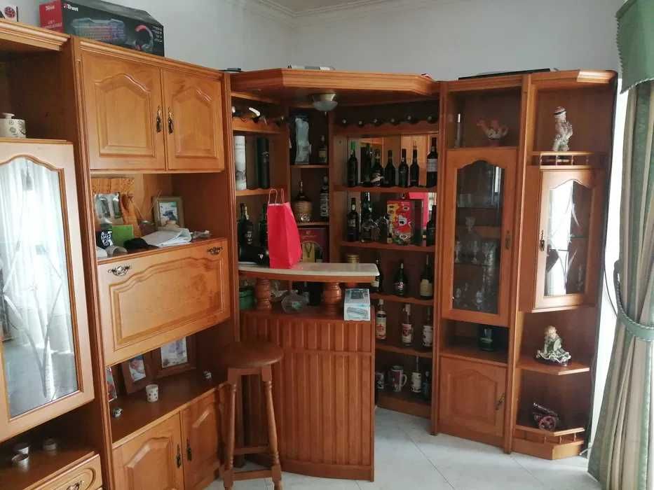 Móvel de Sala Completo em Madeira com Bar e Espaço para TV