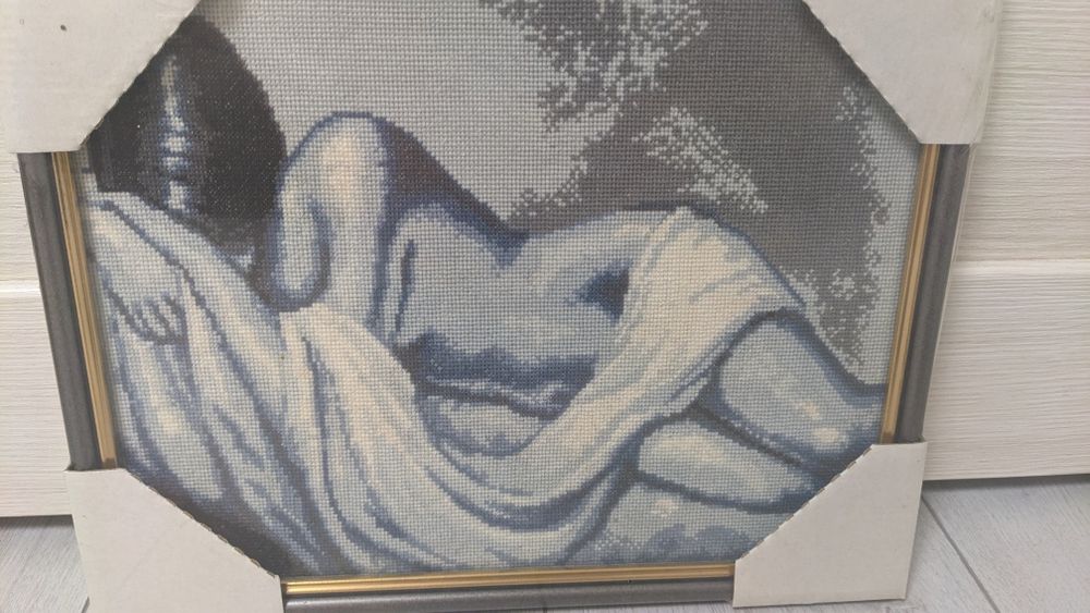 Вышивка спящая девушка  .ручная работа