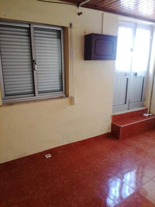 Moradia r/c 1º andar para arrendamento