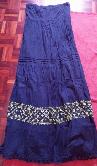 Vestido de verão azul escuro, sem alças.