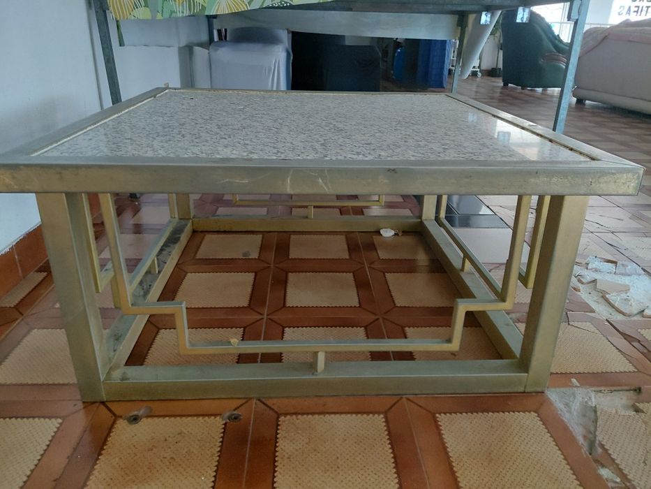 Mesa de apoio em latão e granito