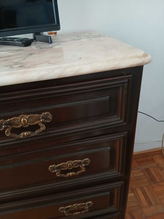 Quarto completo: cama, mesas de cabeceira e cómoda