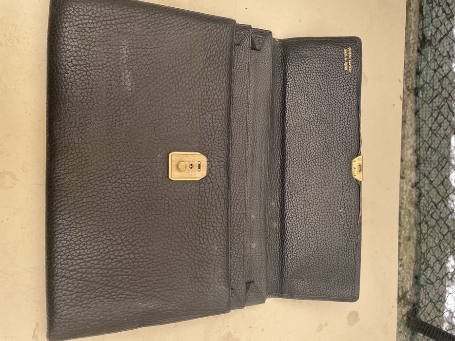 Pasta em pele porta documentos de cor preta