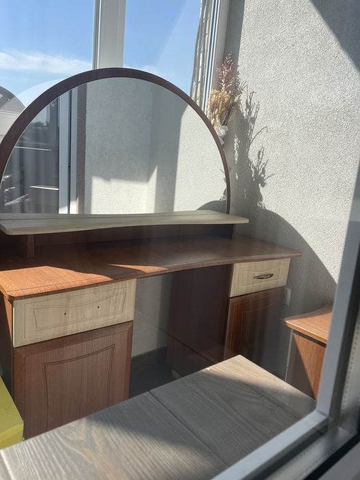 Столик з дзеркалом