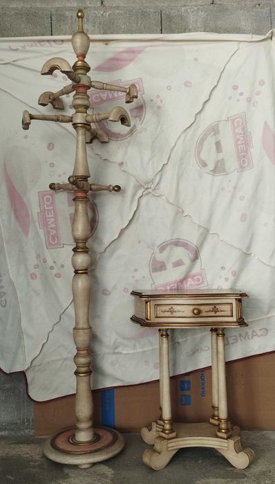 Conjunto de Bengaleiro de pé alto e mesa de apoio em madeira com detalhes dourados