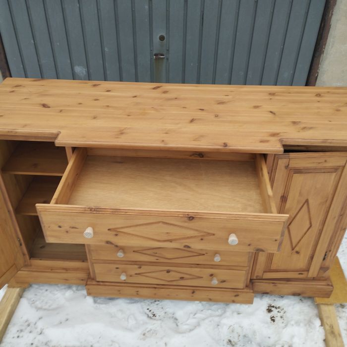 Ładna komoda sosnowa.