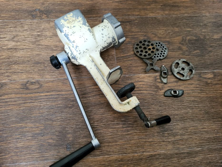 Ручная мясорубка, полный комплект