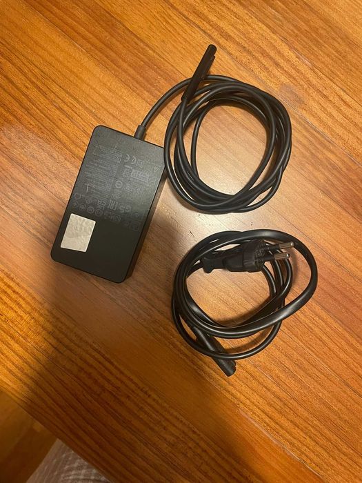 Microsoft Surface Pro 9 com teclado e caneta (Surface Slim Pen 2).